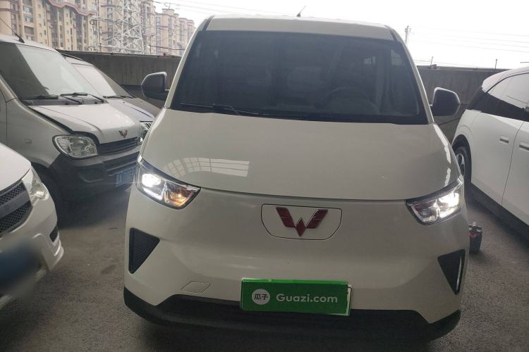 Used Wuling Yangguang 2024 300km Comfort-Grade Passenger Van 60kW Front