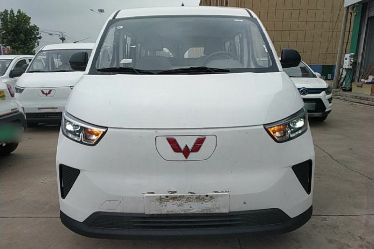 Used Wuling Yangguang 2024 300KM Comfort Version Passenger Van 75kW Front