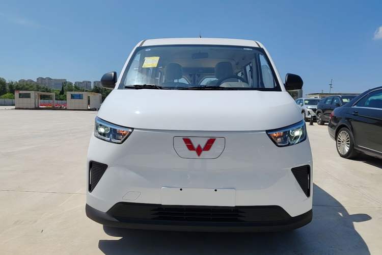 Used Wuling Yangguang 2024 300KM Comfort Version Passenger Van 75kW Front
