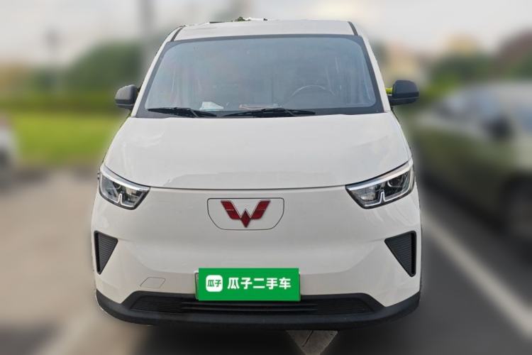 Used Wuling Yangguang 2024 300km Comfort-Grade Passenger Van 60kW Front