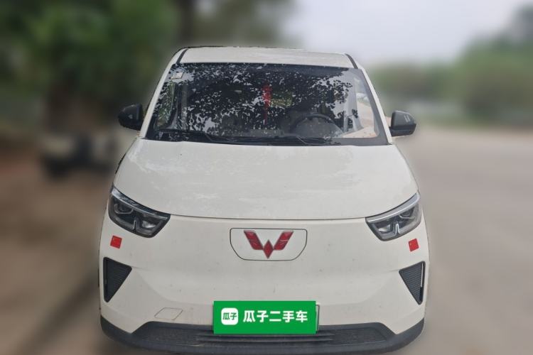 Used Wuling Yangguang 2024 300km Comfort-Grade Passenger Van 60kW Front