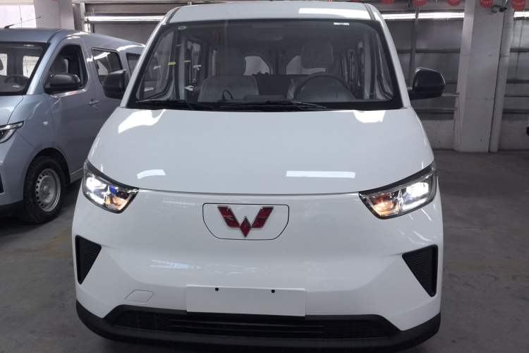 Used Wuling Yangguang 2024 300KM Comfort Version Passenger Van 75kW Front