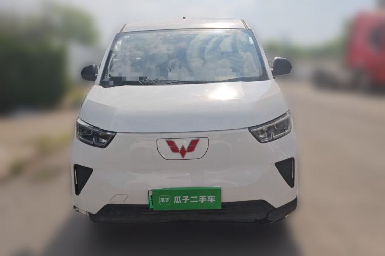 Used Wuling Yangguang 2024 300km Comfort-Grade Passenger Van 60kW Front