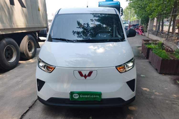 Used Wuling Yangguang 2024 300KM Comfort Version Passenger Van 75kW Front