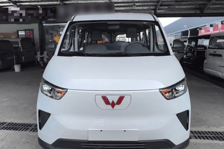 Used Wuling Yangguang 2024 300KM Comfort Version Passenger Van 75kW Front