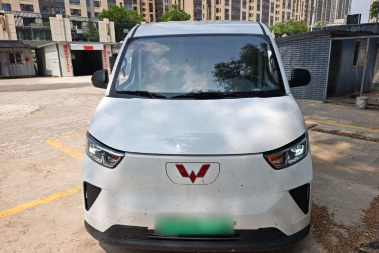 Used Wuling Yangguang 2024 300KM Comfort Version Passenger Van 75kW Front