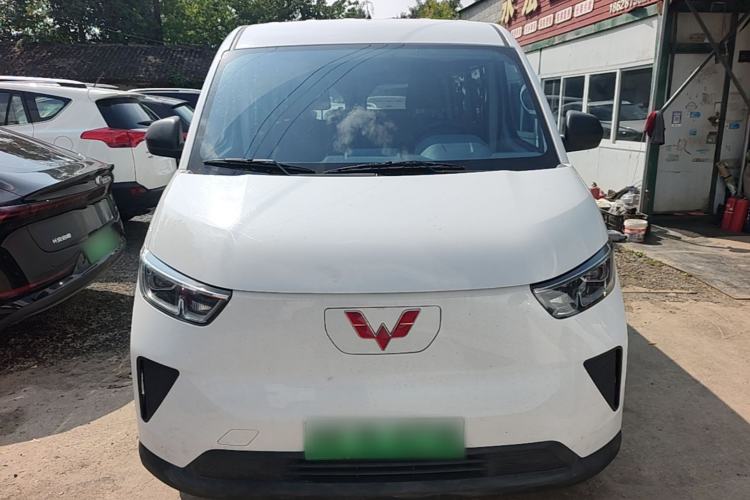 Used Wuling Yangguang 2024 300KM Comfort Version Passenger Van 75kW Front