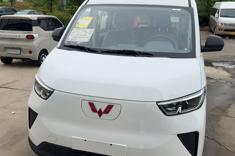 Used Wuling Yangguang 2024 300KM Comfort Version Passenger Van 75kW Front