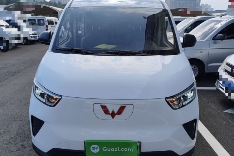 Used Wuling Yangguang 2024 300KM Comfort Version Passenger Van 75kW Front