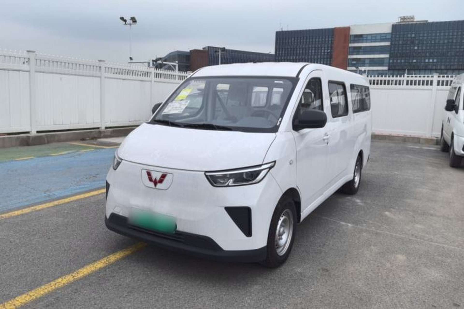 Used Wuling Yangguang 2024 300KM Comfort Version Passenger Van 75kW Front Left 45 Deg