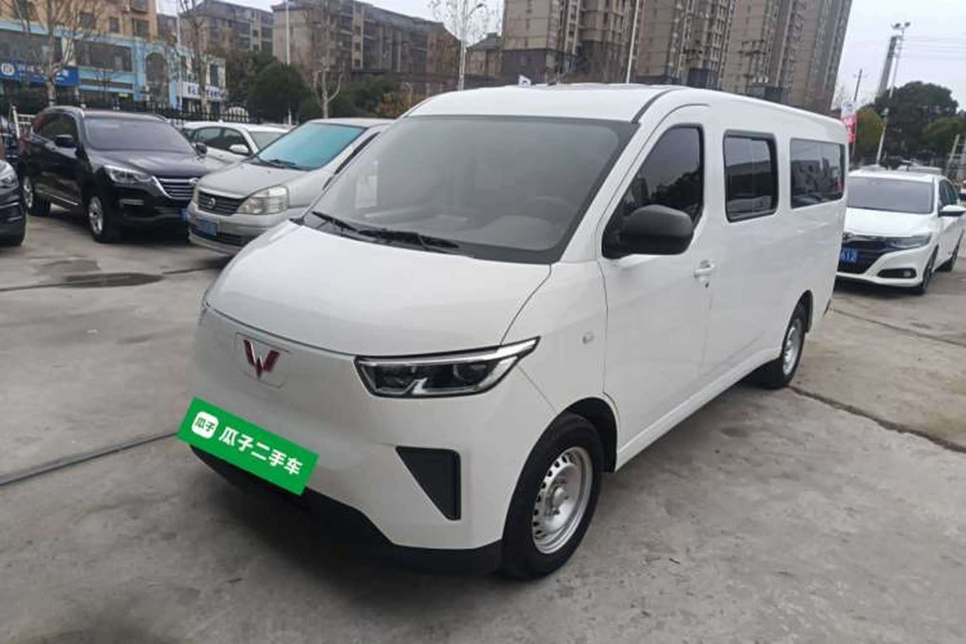 Used Wuling Yangguang 2024 300km Comfort-Grade Passenger Van 60kW Front Left 45 Deg