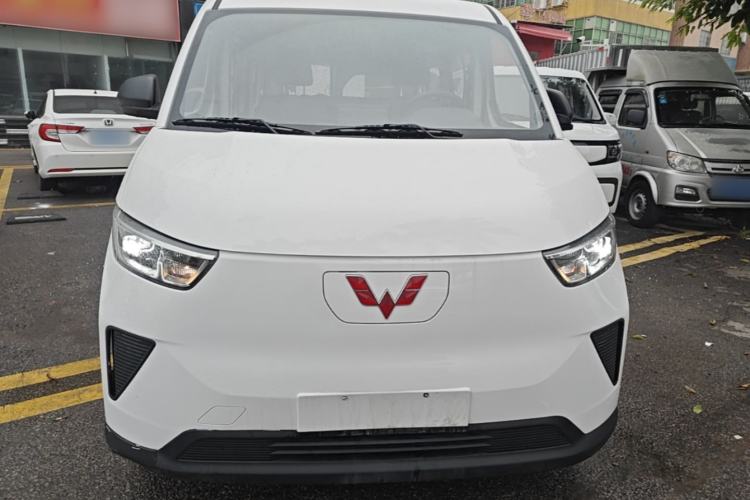 Used Wuling Yangguang 2024 300KM Comfort Version Passenger Van 75kW Front