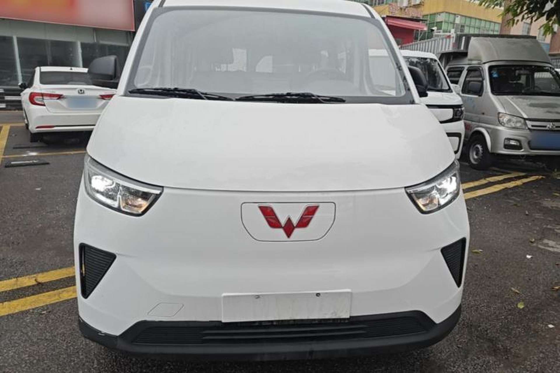 Used Wuling Yangguang 2024 300KM Comfort Version Passenger Van 75kW Front