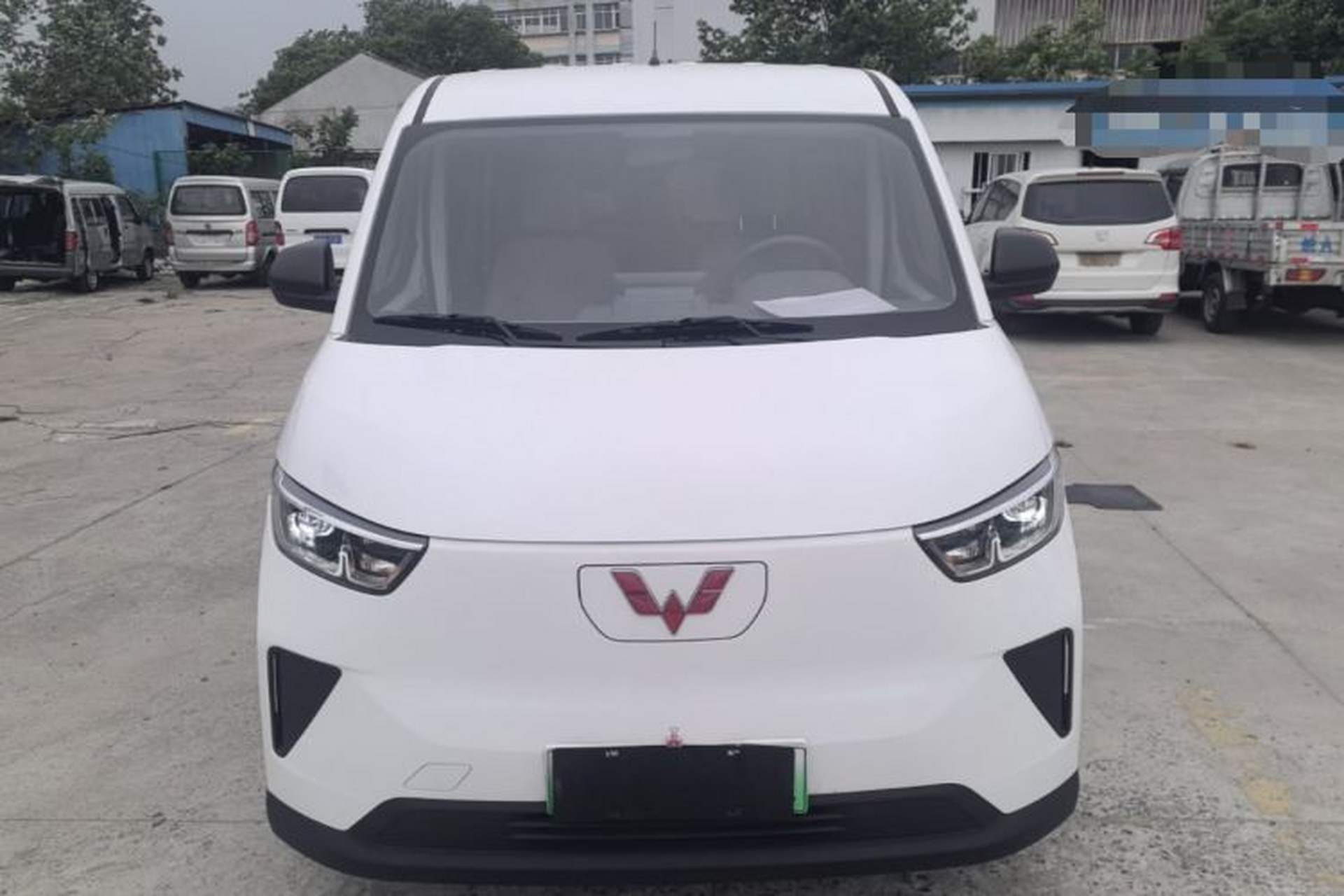 Used Wuling Yangguang 2024 300KM Comfort Version Passenger Van 75kW Front