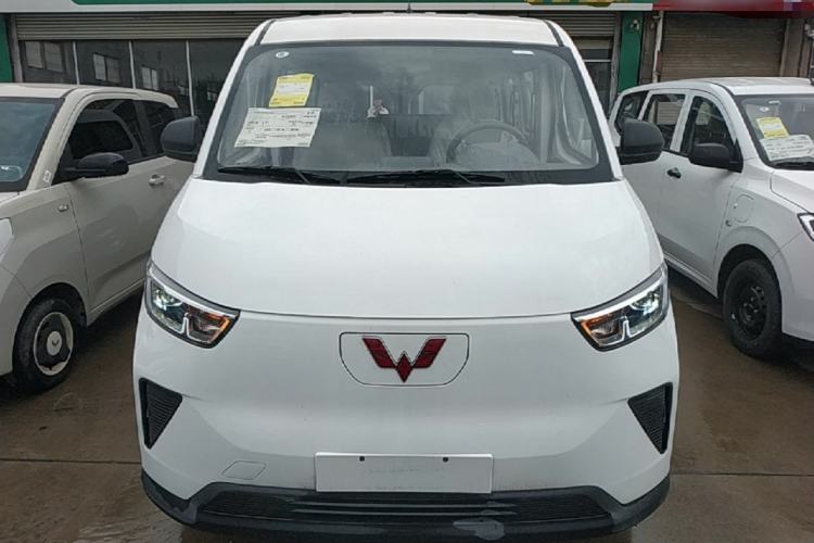 Used Wuling Yangguang 2024 300KM Comfort Version Passenger Van 75kW Front