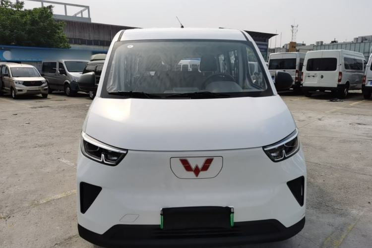 Used Wuling Yangguang 2024 300KM Comfort Version Passenger Van 75kW Front