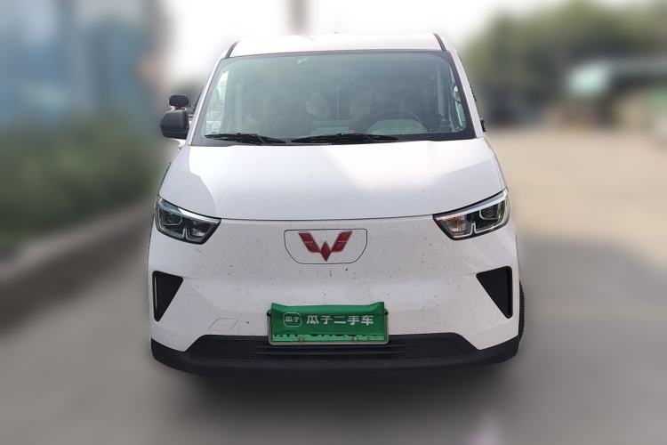 Used Wuling Yangguang 2024 300km Comfort-Grade Passenger Van 60kW Front