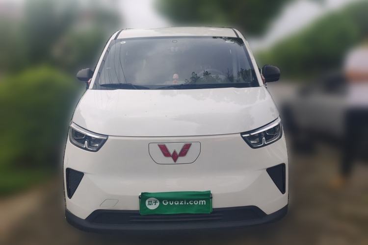 Used Wuling Yangguang 2024 300km Comfort-Grade Passenger Van 60kW Front
