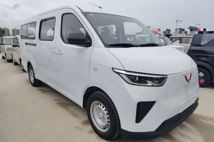 Used Wuling Yangguang 2024 300KM Comfort Version Passenger Van 75kW Front Right 45 Deg