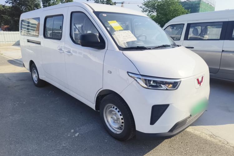 Used Wuling Yangguang 2024 300KM Comfort Version Passenger Van 75kW Front Right 45 Deg