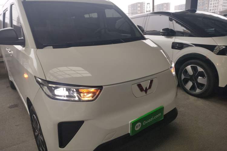 Used Wuling Yangguang 2024 300km Comfort-Grade Passenger Van 60kW Front Right 45 Deg