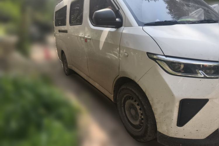 Used Wuling Yangguang 2024 300KM Comfort Version Passenger Van 75kW Front Right 45 Deg