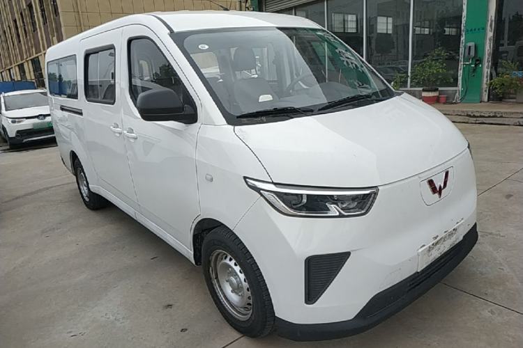 Used Wuling Yangguang 2024 300KM Comfort Version Passenger Van 75kW Front Right 45 Deg