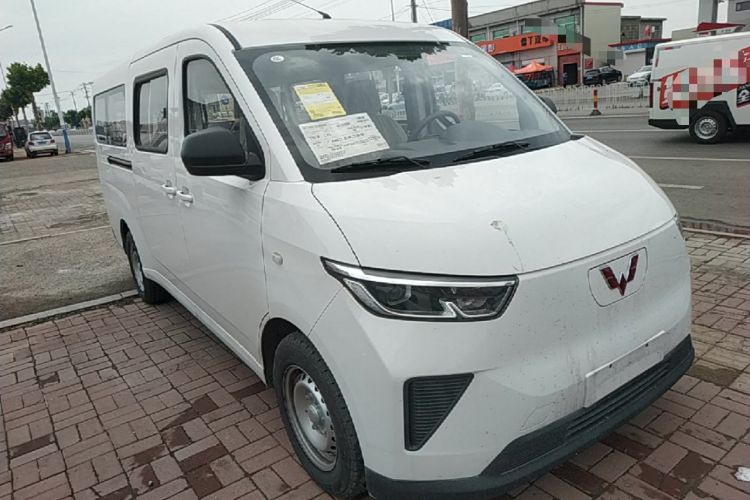Used Wuling Yangguang 2024 300KM Comfort Version Passenger Van 75kW Front Right 45 Deg