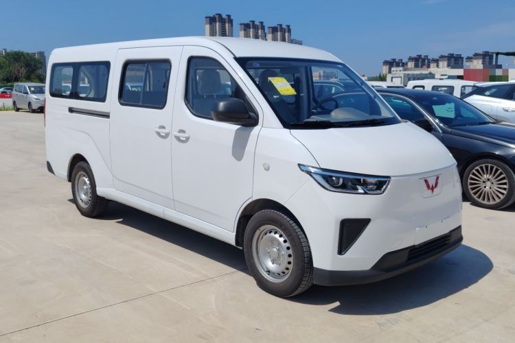 Used Wuling Yangguang 2024 300KM Comfort Version Passenger Van 75kW Front Right 45 Deg