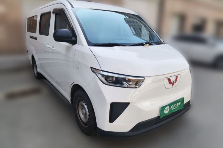 Used Wuling Yangguang 2024 300KM Comfort Version Passenger Van 75kW Front Right 45 Deg