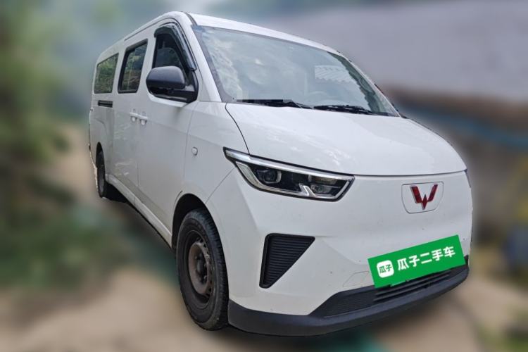 Used Wuling Yangguang 2024 300KM Comfort Version Passenger Van 75kW Front Right 45 Deg