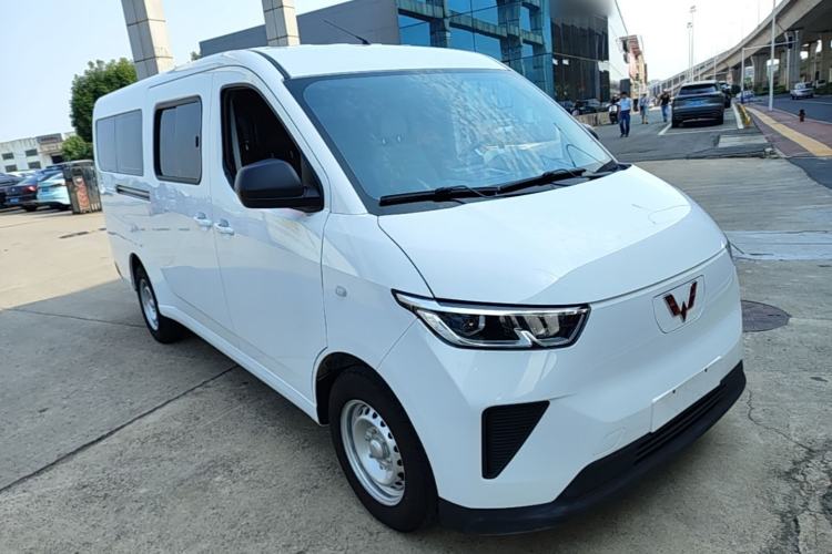 Used Wuling Yangguang 2024 300KM Comfort Version Passenger Van 75kW Front Right 45 Deg