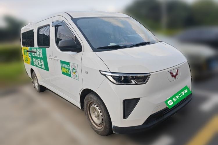 Used Wuling Yangguang 2024 300km Comfort-Grade Passenger Van 60kW Front Right 45 Deg