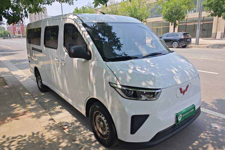 Used Wuling Yangguang 2024 300KM Comfort Version Passenger Van 75kW Front Right 45 Deg