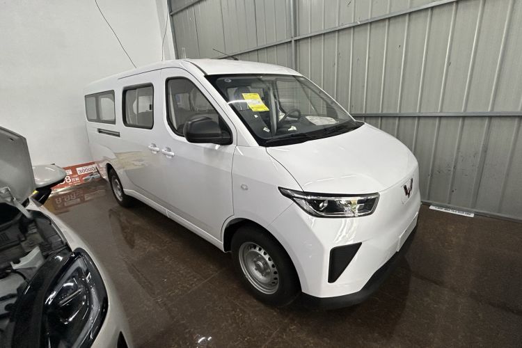 Used Wuling Yangguang 2024 300KM Comfort Version Passenger Van 75kW Front Right 45 Deg