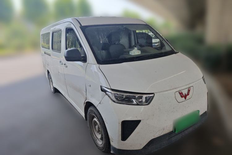Used Wuling Yangguang 2024 300KM Comfort Version Passenger Van 75kW Front Right 45 Deg