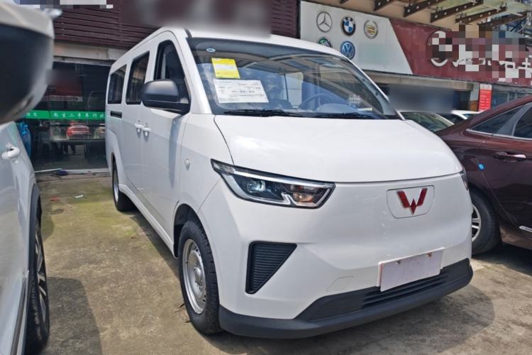 Used Wuling Yangguang 2024 300KM Comfort Version Passenger Van 75kW Front Right 45 Deg