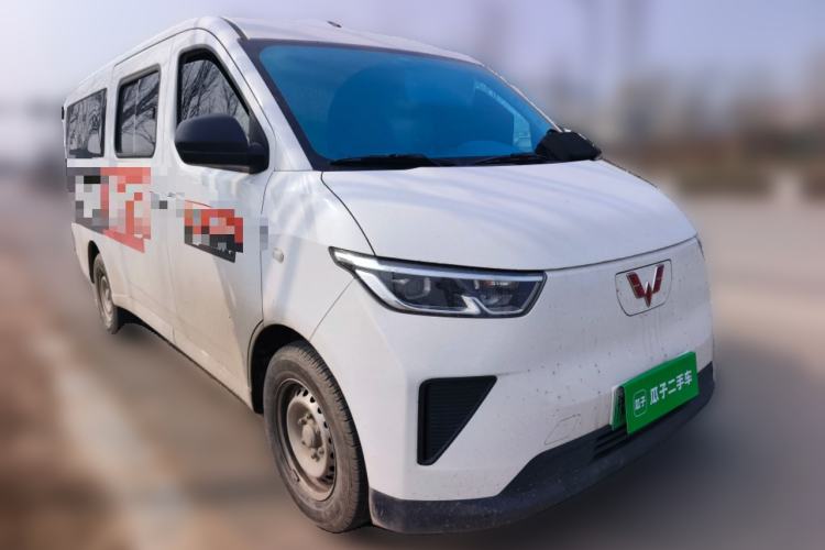 Used Wuling Yangguang 2024 300KM Comfort Version Passenger Van 75kW Front Right 45 Deg