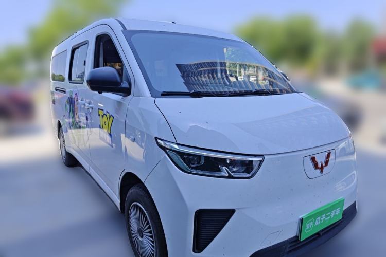 Used Wuling Yangguang 2024 300KM Comfort Version Passenger Van 75kW Front Right 45 Deg