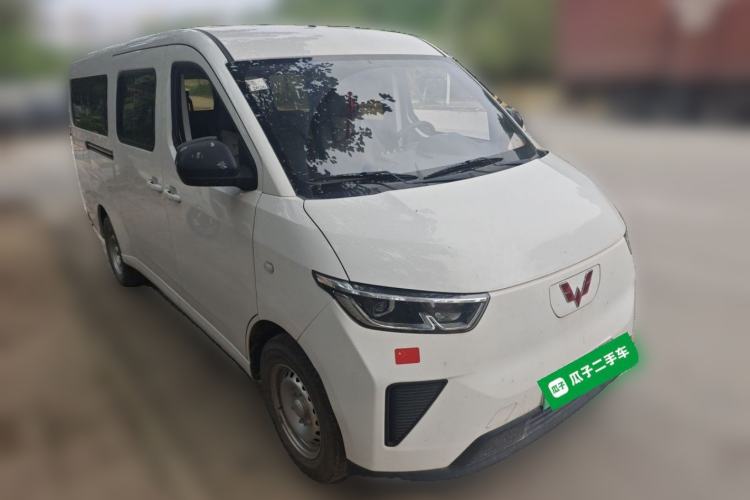 Used Wuling Yangguang 2024 300km Comfort-Grade Passenger Van 60kW Front Right 45 Deg