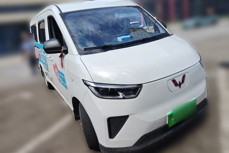 Used Wuling Yangguang 2024 300KM Comfort Version Passenger Van 75kW Front Right 45 Deg