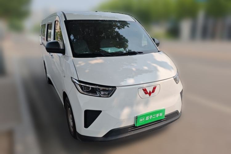 Used Wuling Yangguang 2024 300KM Comfort Version Passenger Van 75kW Front Right 45 Deg