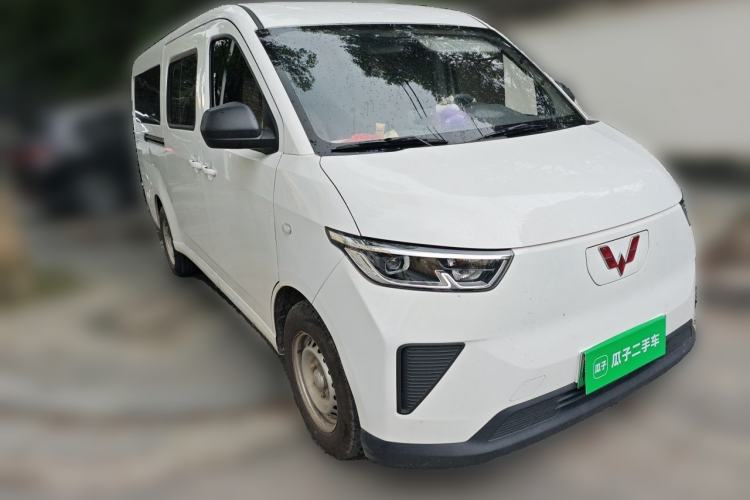 Used Wuling Yangguang 2024 300KM Comfort Version Passenger Van 75kW Front Right 45 Deg