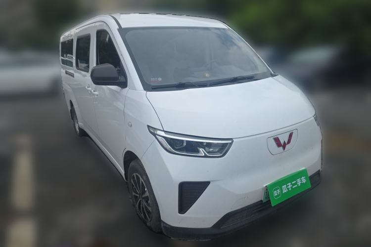 Used Wuling Yangguang 2024 300KM Comfort Version Passenger Van 75kW Front Right 45 Deg