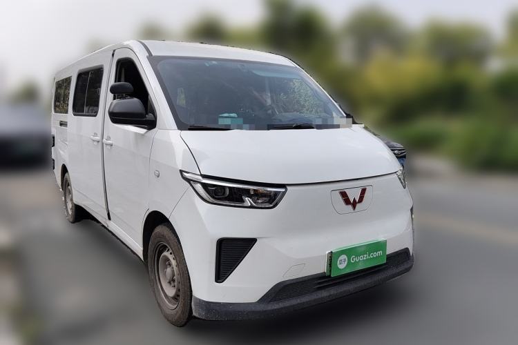 Used Wuling Yangguang 2024 300KM Comfort Version Passenger Van 75kW Front Right 45 Deg
