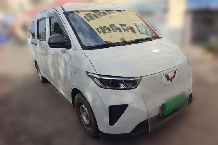 Used Wuling Yangguang 2024 300KM Comfort Version Passenger Van 75kW Front Right 45 Deg