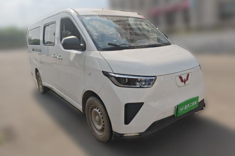 Used Wuling Yangguang 2024 300km Comfort-Grade Passenger Van 60kW Front Right 45 Deg
