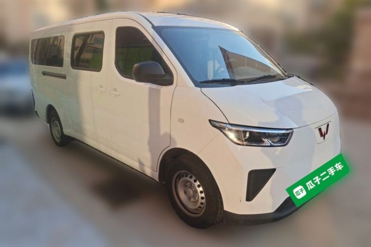 Used Wuling Yangguang 2024 300KM Comfort Version Passenger Van 75kW Front Right 45 Deg