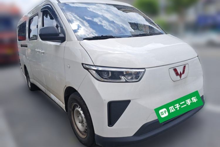 Used Wuling Yangguang 2024 300KM Comfort Version Passenger Van 75kW Front Right 45 Deg