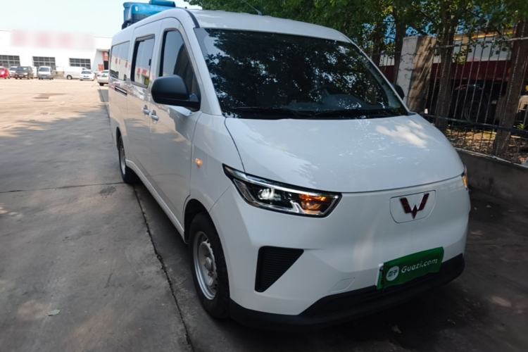 Used Wuling Yangguang 2024 300KM Comfort Version Passenger Van 75kW Front Right 45 Deg